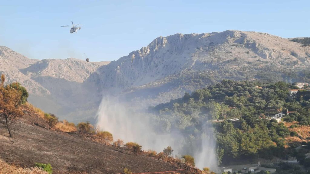 Νέα μηνύματα 112 για εκκενώσεις στη Χίο – Ρίψεις νερού από αέρος από τα ξημερώματα