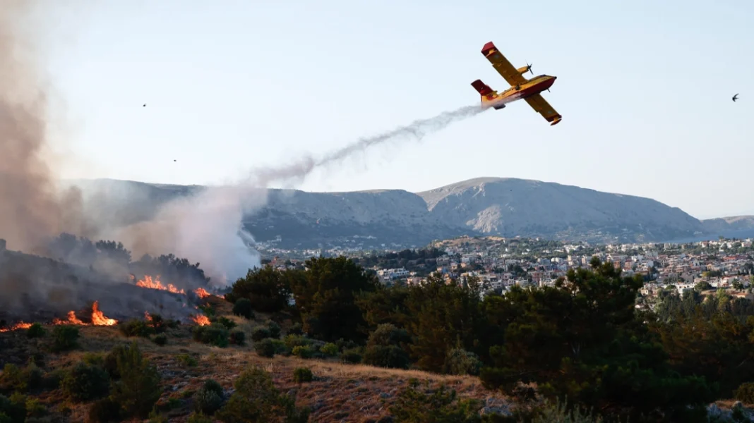 Μάχη με τις διάσπαρτες εστίες δίνουν 444 πυροσβέστες και 8 εναέρια μέσα στη Χίο – Εκκενώθηκε ξανά η Βέσσα