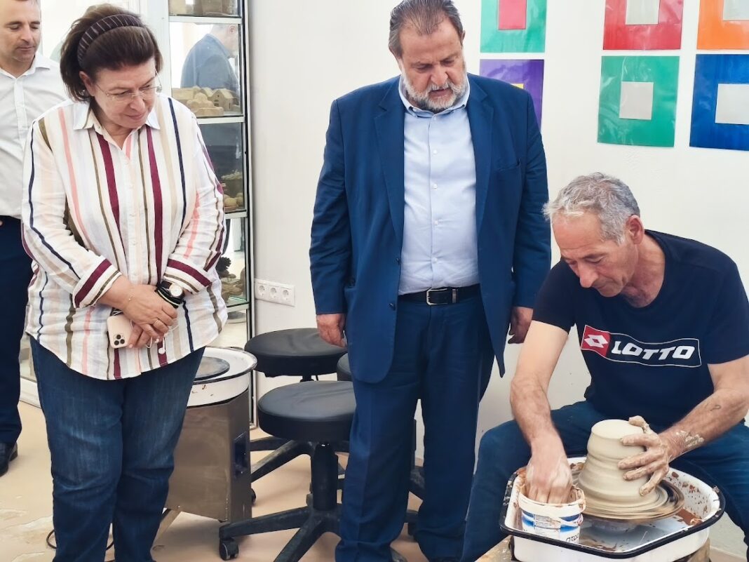 Στη Σχολή Κεραμικής Τέχνης στο Θραψανό η Λίνα Μενδώνη