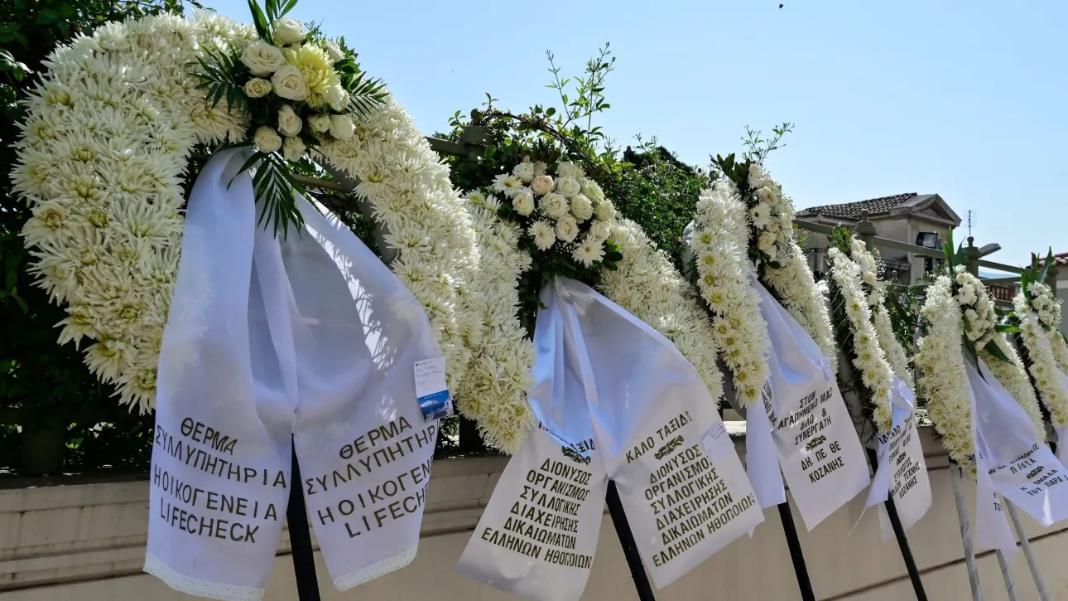 Γεράσιμος Μιχελής: Δάκρυα στην κηδεία του ηθοποιού – Το στεφάνι της ομάδας του «Παρά Πέντε»