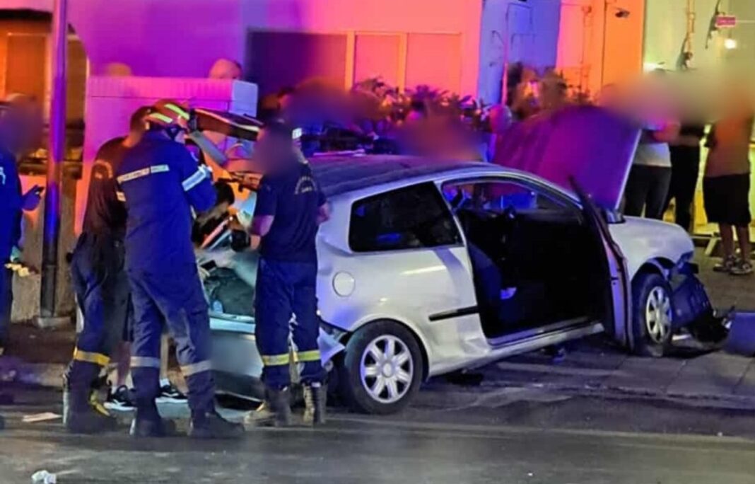Κρήτη: Για επικίνδυνη οδήγηση συνελήφθη ο οδηγός του ΙΧ που «καρφώθηκε» σε πινακίδα και τοιχίο –  Σε σοβαρή κατάσταση μια 23χρονη