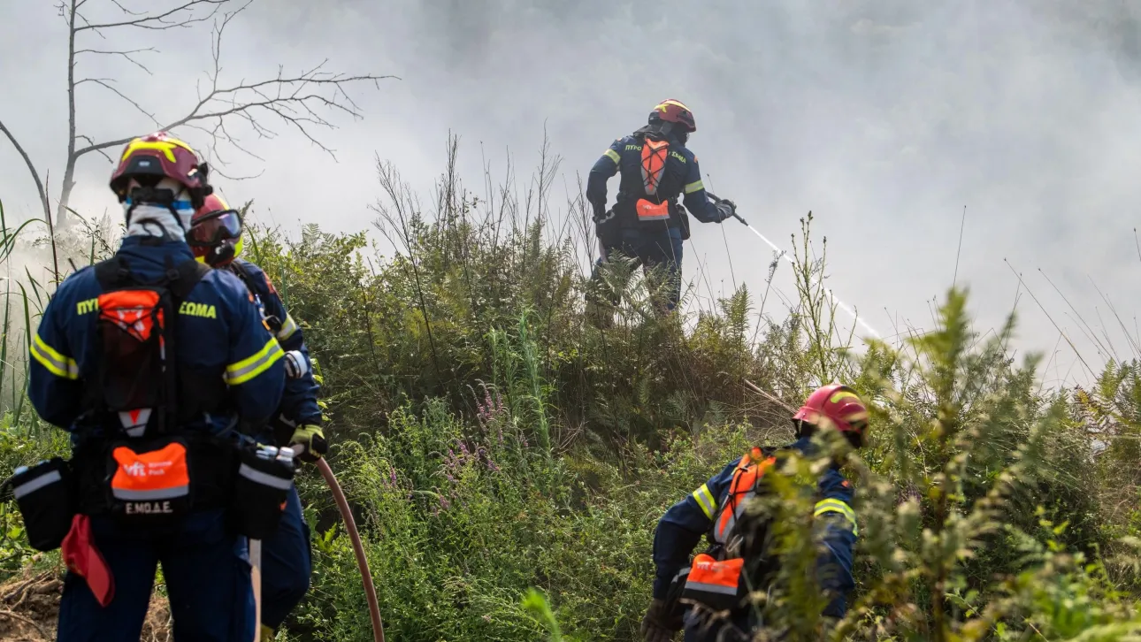 Για τρίτη συνεχόμενη ημέρα καίει η φωτιά στη Μαυροπηγή – Επεκτάθηκε στον δήμο Κοζάνης
