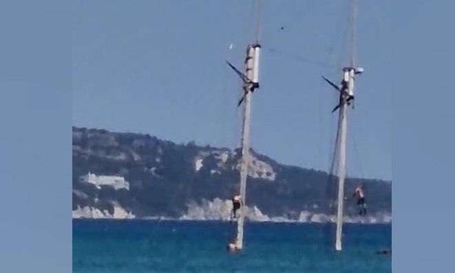 Κρήτη: Νεαροί κάνουν τρομακτικές βουτιές από το κατάρτι βυθισμένου ιστιοφόρου (βίντεο)