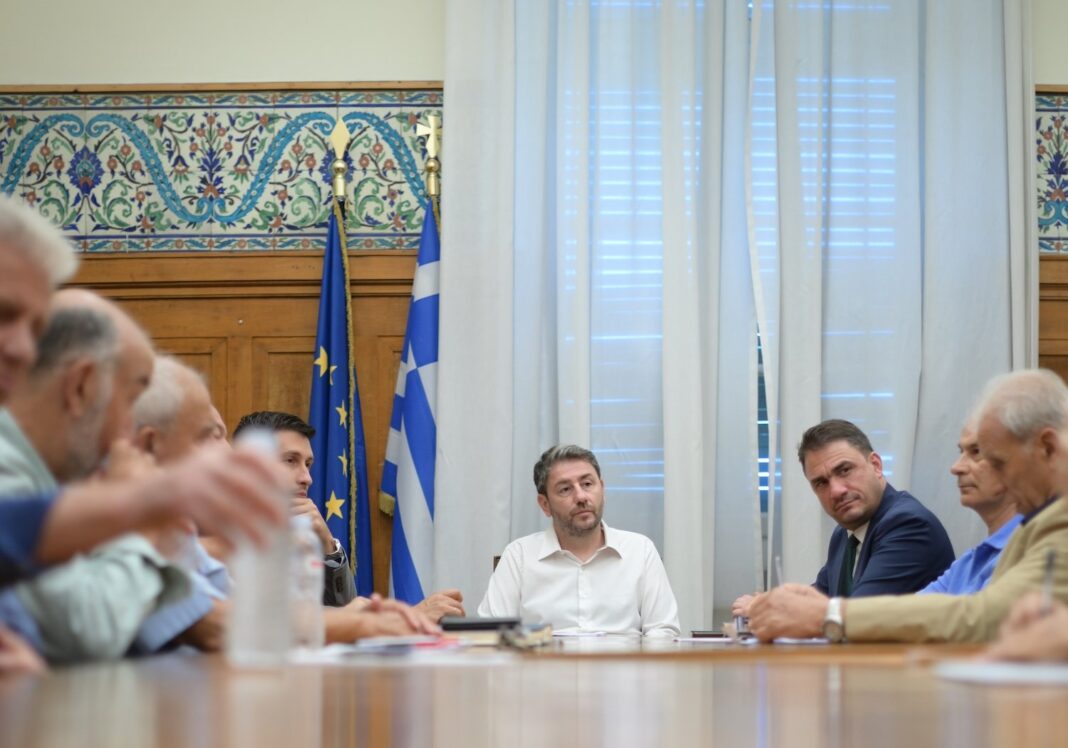 Ν. Ανδρουλάκης: «Δέσμευση ΠΑΣΟΚ για κατάργηση προσωπικής διαφοράς, νέο ΕΚΑΣ, σταδιακή μείωση εισφοράς αλληλεγγύης και παρεμβάσεις σε συντάξεις χηρείας και αναπηρίας»