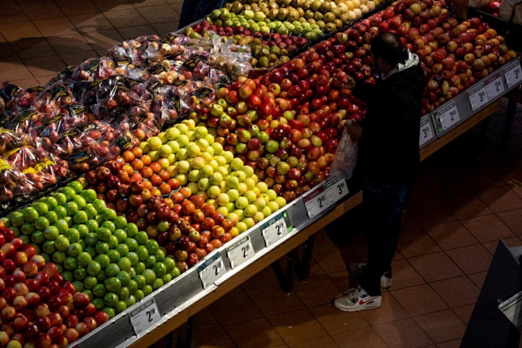 Ακριβότερα έως 67,5% τα εισαγόμενα φρούτα