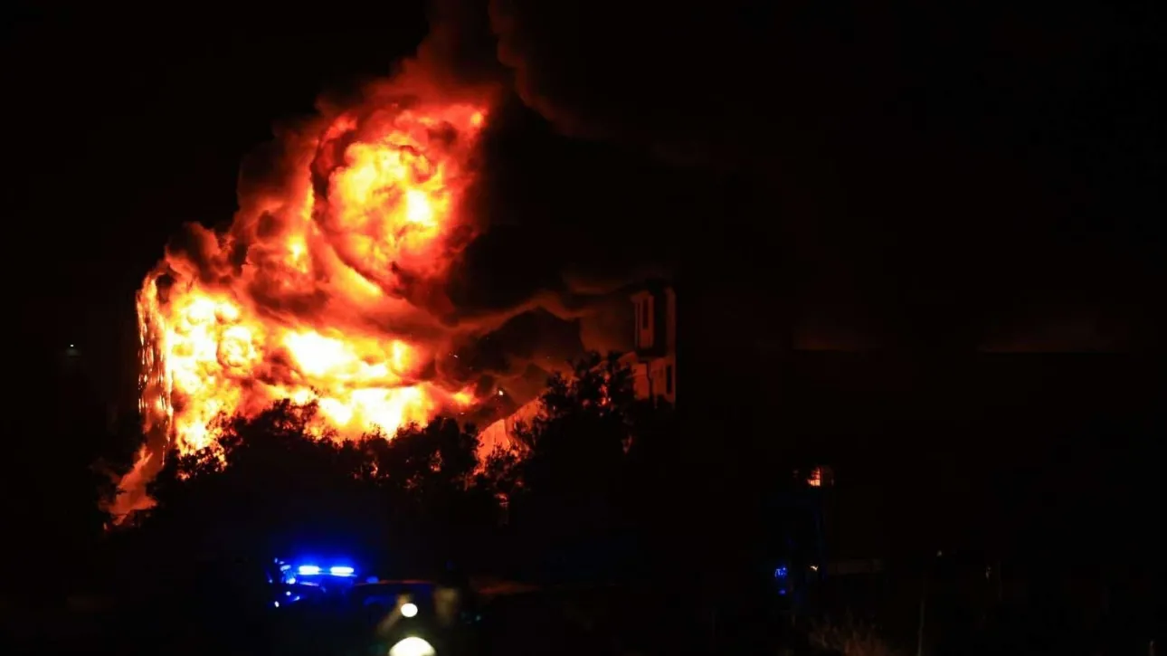 Υπό έλεγχο η φωτιά σε εργοστάσιο στα Μέγαρα