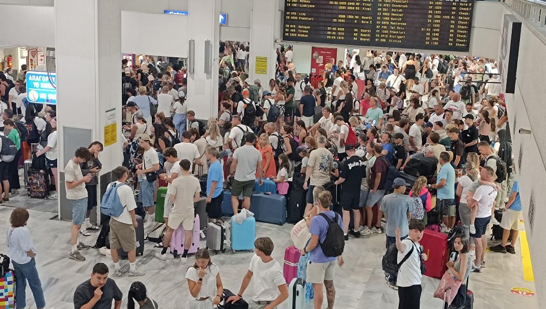 «Μιλιούνια» οι τουρίστες στο αεροδρόμιο Ηρακλείου – Εικόνες