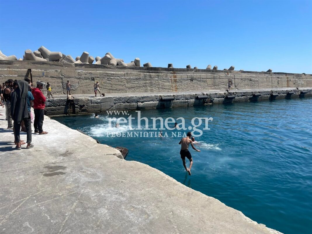 Ρέθυμνο: Βούτηξαν στη θάλασσα για να δροσιστούν οι μετανάστες