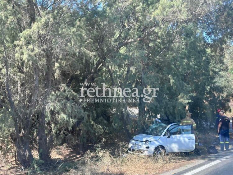 Τροχαίο στον ΒΟΑΚ: Αυτοκίνητο «καρφώθηκε» σε δέντρο μετά από σύγκρουση με άλλο ΙΧ – Εγκλωβίστηκαν δύο γυναίκες