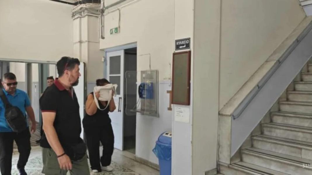 Προφυλακίστηκε η 52χρονη που κατηγορείται για παιδική πορνογραφία και γενετήσιες πράξεις σε βάρος της κόρης της