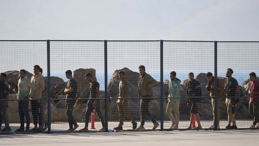 Στο λιμάνι του Πειραιά ακόμη 200 μετανάστες από Κρήτη – Σε εξέλιξη η αποσυμφόρηση του νησιού