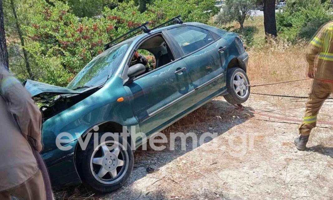Αυτοκίνητο με ηλικιωμένους βρισκόταν στο χείλος του γκρεμού