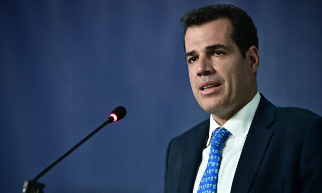 Πλεύρης για τους 247 μετανάστες από τη Λιβύη: «Σε καθεστώς εγκλεισμού μέχρι την επιστροφή τους»