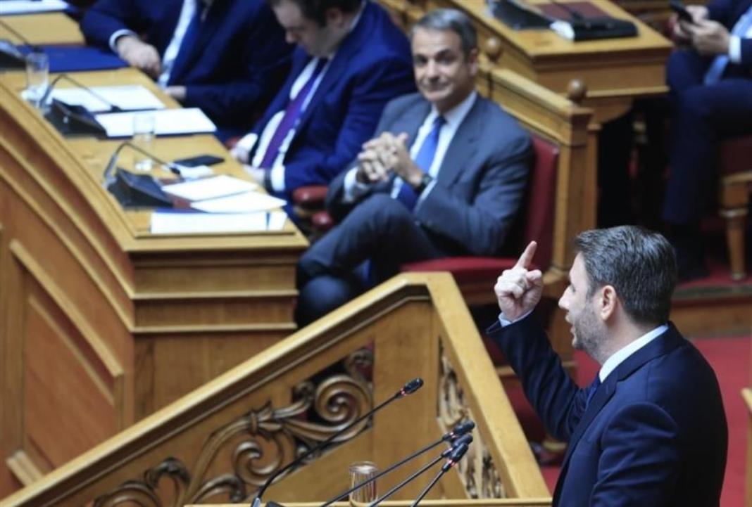 Στα ύψη η πολιτική αντιπαράθεση Μητσοτάκη – Ανδρουλάκη