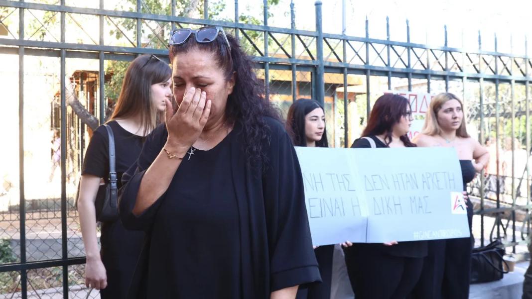 Δίκη Γρίβα: Ξέσπασαν οι γονείς του θύματος κατά του δράστη: «Ο άνανδρος, τη μαχαίρωσε πισώπλατα»