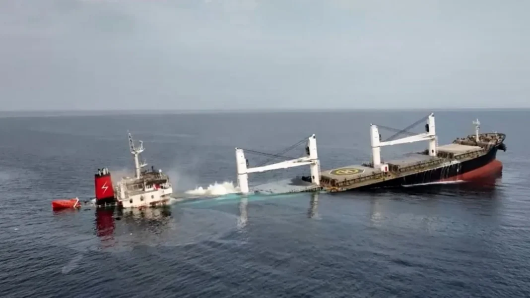 Επίθεση Χούθι: Άλλα τέσσερα μέλη του ελληνόκτητου «MV ETERNITY» διασώθηκαν – Αγνοούνται δεκαπέντε