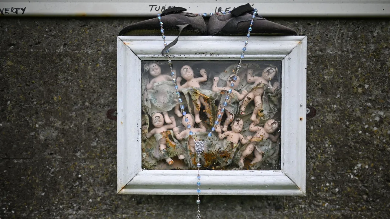 Η Ιρλανδία «ξεθάβει» την σκοτεινή ιστορία της: Η Καθολική Εκκλησία και τα 800 νεκρά βρέφη