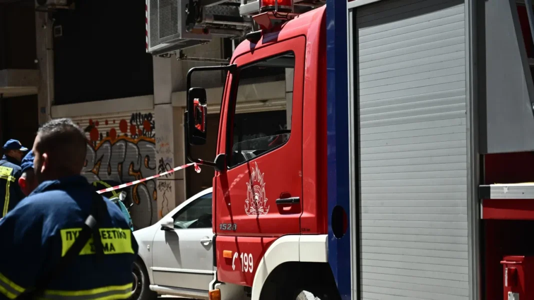 Φωτιά σε μονοκατοικία – Απεγκλωβίστηκαν δύο ηλικιωμένοι