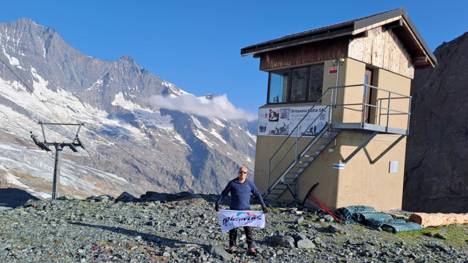 Ο ορειβάτης που… ανέβασε την σημαία του «Ορίζοντα» στις κορυφές των Ελβετικών Άλπεων