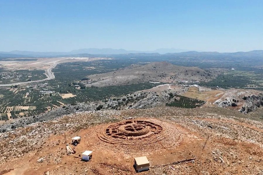 Προστασία του λόφου της Παπούρας: αναγκαία η προσβολή της απόφασης του ΚΑΣ