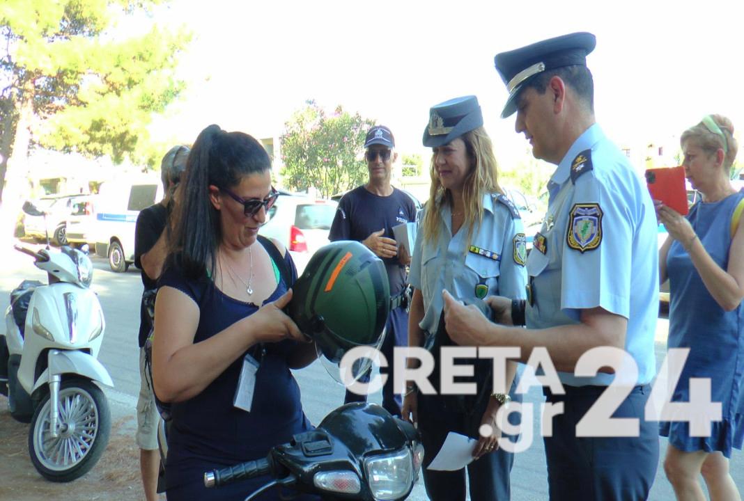 Η Τροχαία μοίρασε… κράνη αντί για κλήσεις (εικόνες)