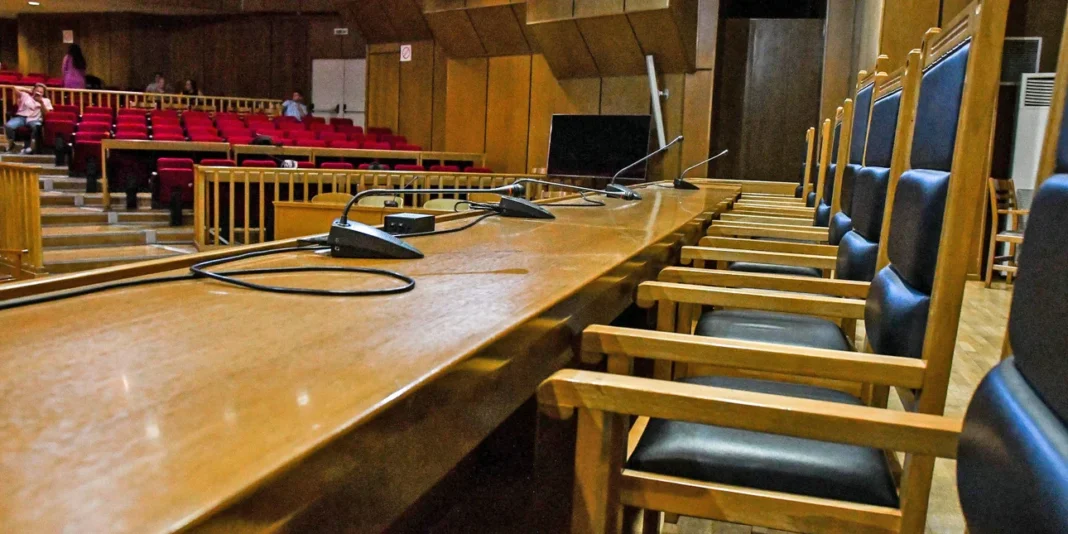Ρομά προπηλάκισαν δικαστή έξω από τα δικαστήρια