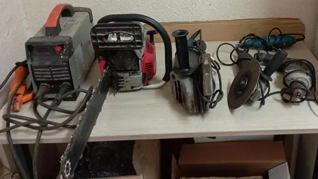 Σε δύο μήνες «χτύπησε» 9 φορές σε αποθήκες και αυλές για να αρπάξει εργαλεία, αλουμίνιο και χαλκό