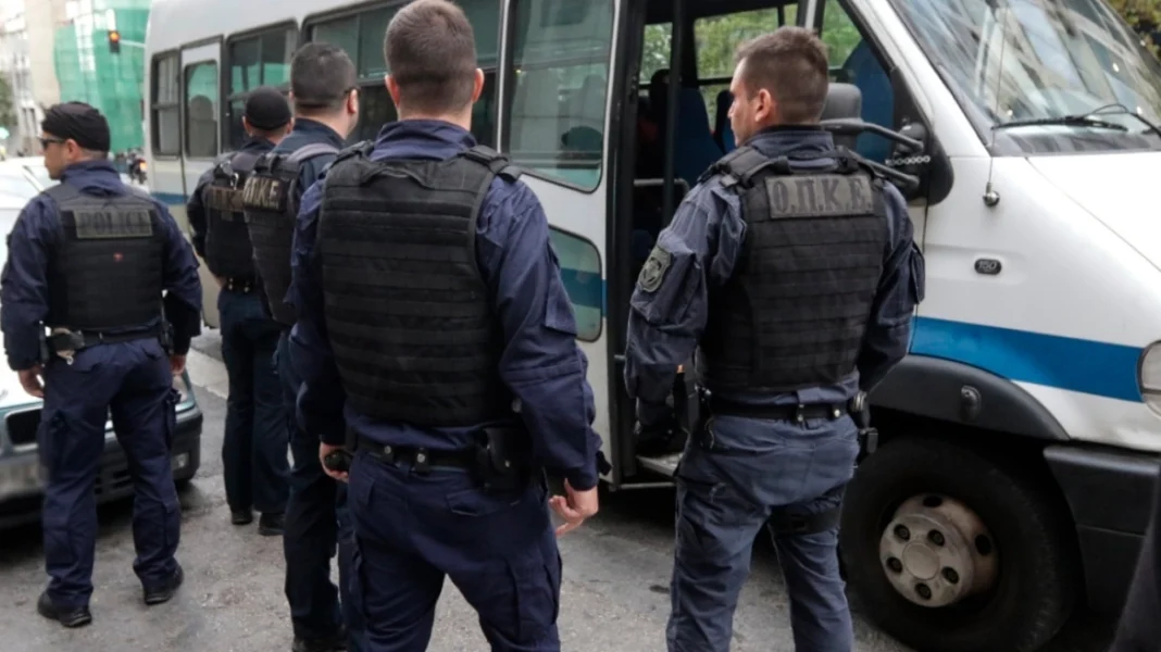 Χειροπέδες σε γνωστό τράπερ για ναρκωτικά – Προσπάθησε να τα ξεφορτωθεί μέσα στο περιπολικό