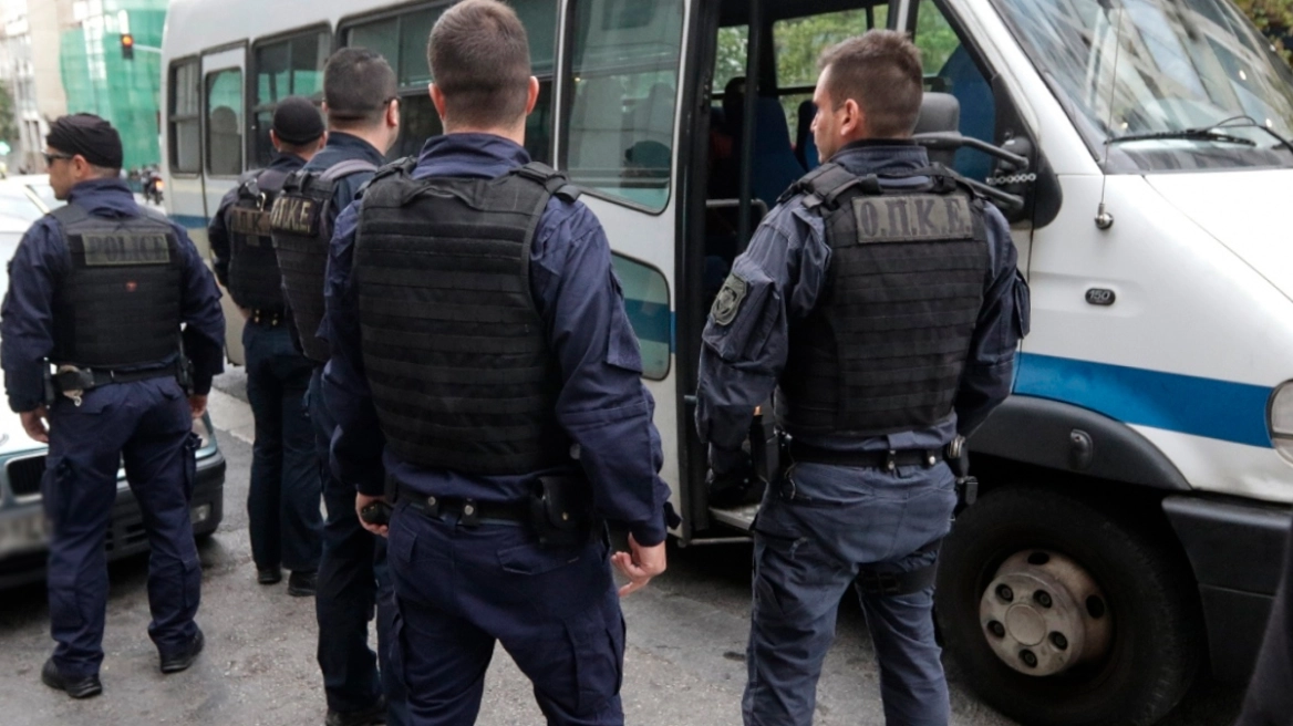 Χειροπέδες σε γνωστό τράπερ για ναρκωτικά – Προσπάθησε να τα ξεφορτωθεί μέσα στο περιπολικό