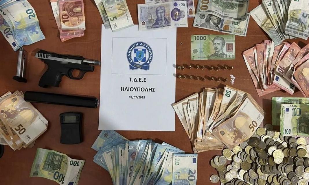 Πήγε να παρουσιαστεί στο αστυνομικό τμήμα με… πιστόλι, σιγαστήρα και ζυγαριά ακριβείας