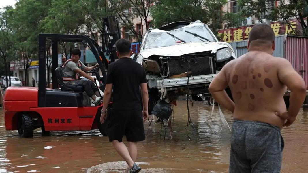 Φονικές πλημμύρες στην Κίνα: Τουλάχιστον 30 νεκροί στο Πεκίνο – Πάνω από 80.000 άνθρωποι απομακρύνθηκαν από τα σπίτια τους