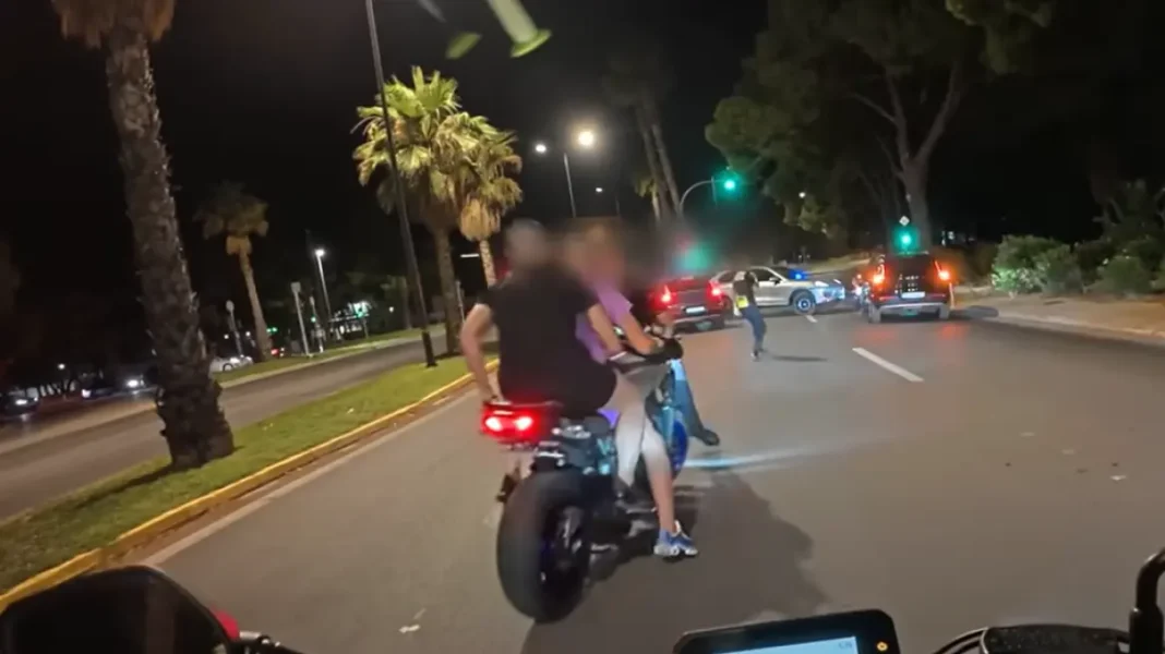 Επεισοδιακό μπλόκο για μηχανές με αναβάτες χωρίς κράνος: Παραλίγο να πατήσουν αστυνομικούς για να διαφύγουν