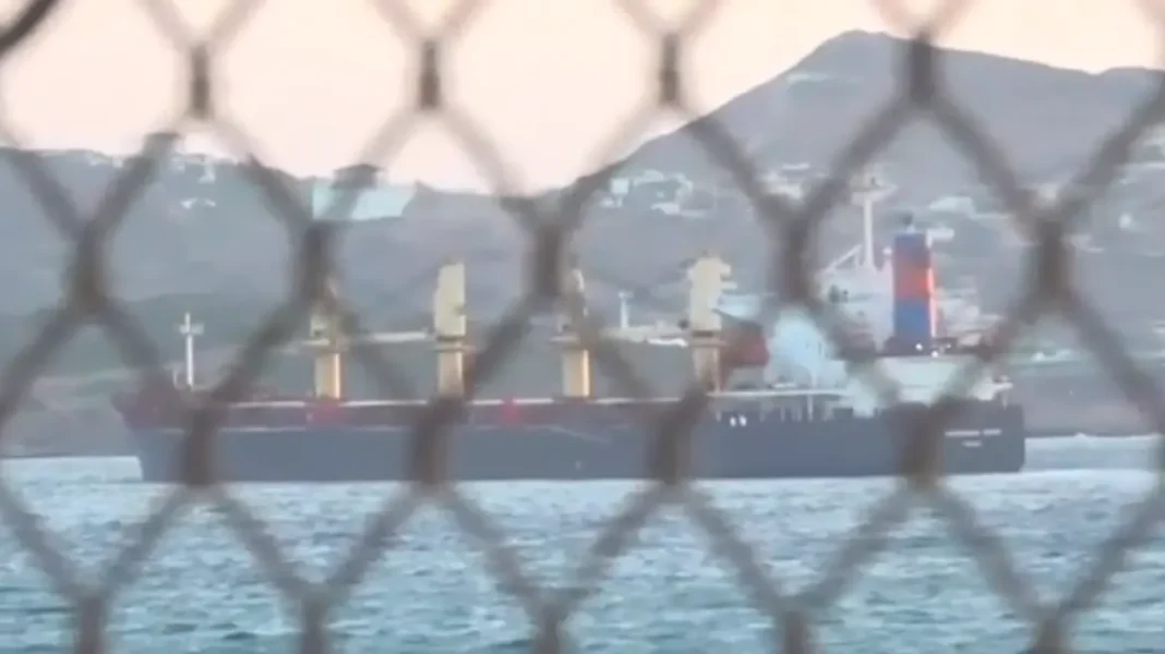 Στο Λαύριο το πλοίο με τους 520 μετανάστες από την Κρήτη – Θα οδηγηθούν στη δομή της Μαλακάσας