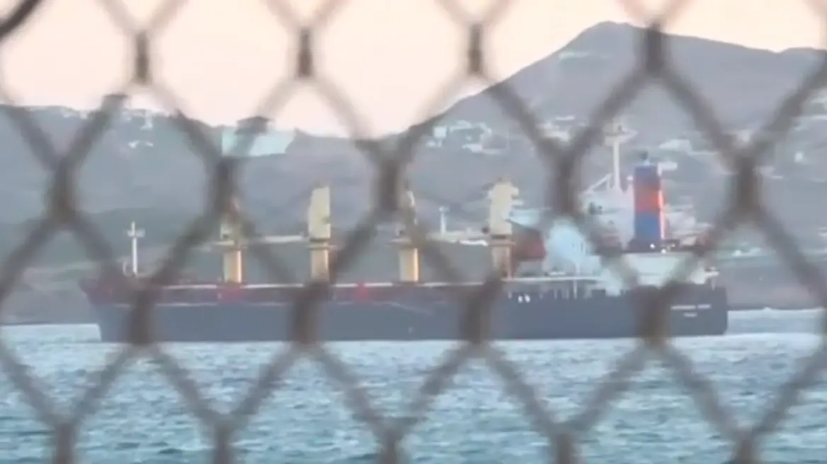 Στο Λαύριο το πλοίο με τους 520 μετανάστες από την Κρήτη – Θα οδηγηθούν στη δομή της Μαλακάσας