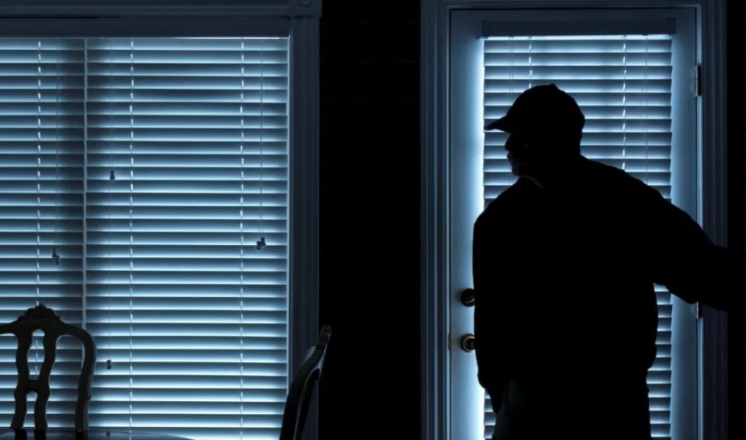 Ανήλικος “μπούκαρε” σε δέκα σπίτια μέσα σε έναν μήνα