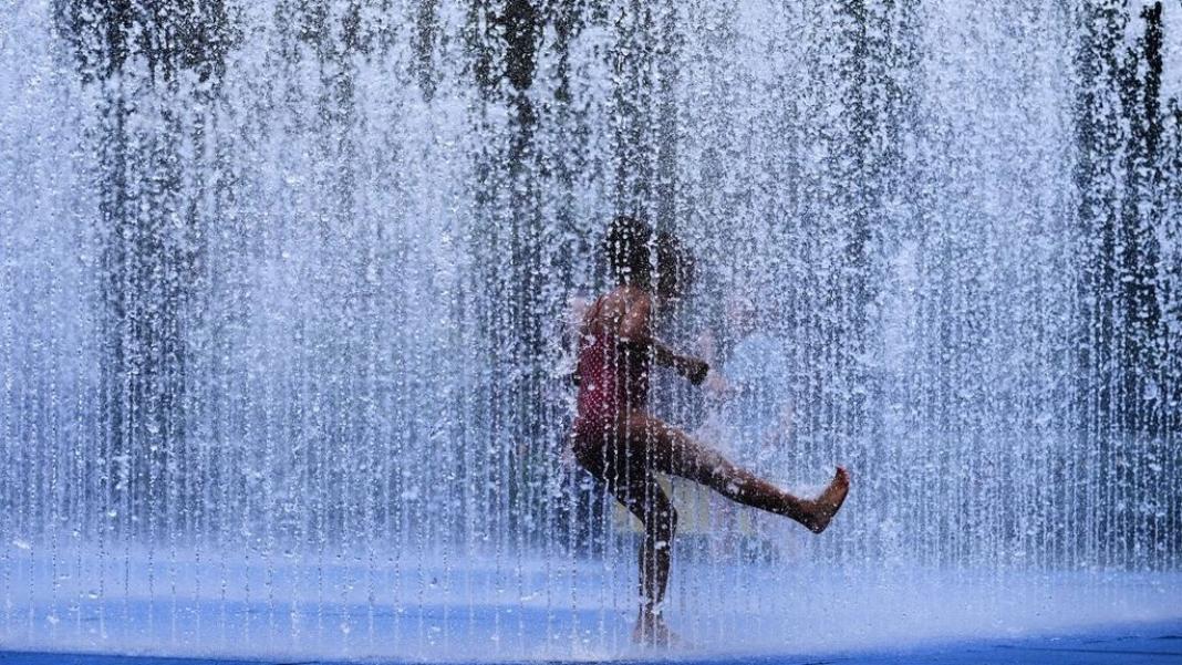 «Λιώνει» η Ευρώπη: Καύσωνες και θερμοκρασίες ρεκόρ – Γιατί γλιτώνει, προς το παρόν, η Ελλάδα