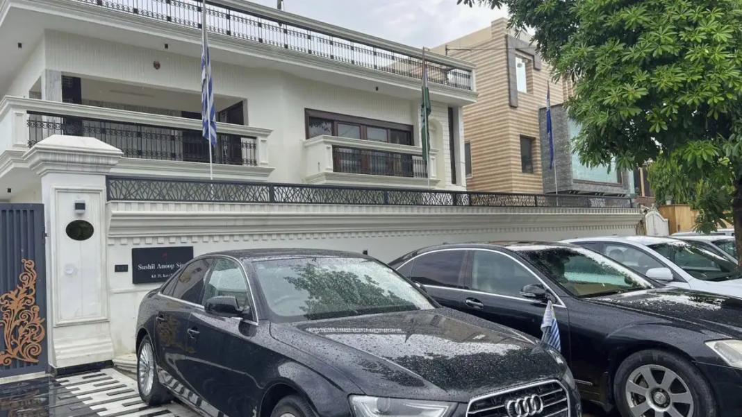 Παρίστανε τον πρέσβη φανταστικών χωρών για δέκα χρόνια και εξαπατούσε απεγνωσμένους Ινδούς