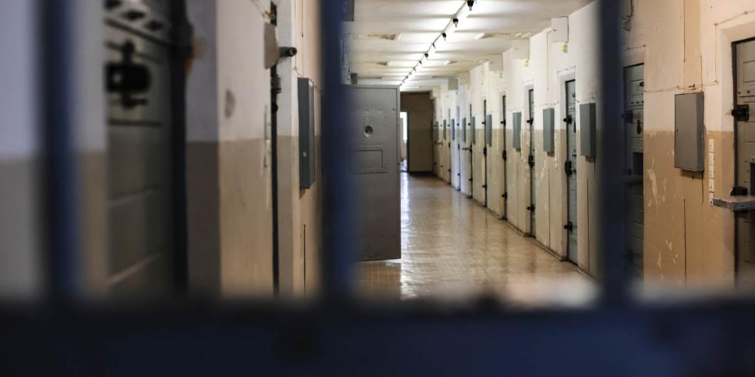 10 κρατούμενοι αποπειράθηκαν να αποδράσουν από τα κρατητήρια – Το συντονισμένο σχέδιο
