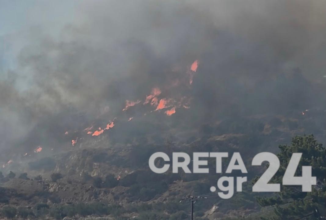 Πυρκαγιά στα Αχλιά Ιεράπετρας: «Η κατάσταση είναι δύσκολη» – Εκκενώθηκαν οικισμοί, φωτιές και στο Ηράκλειο