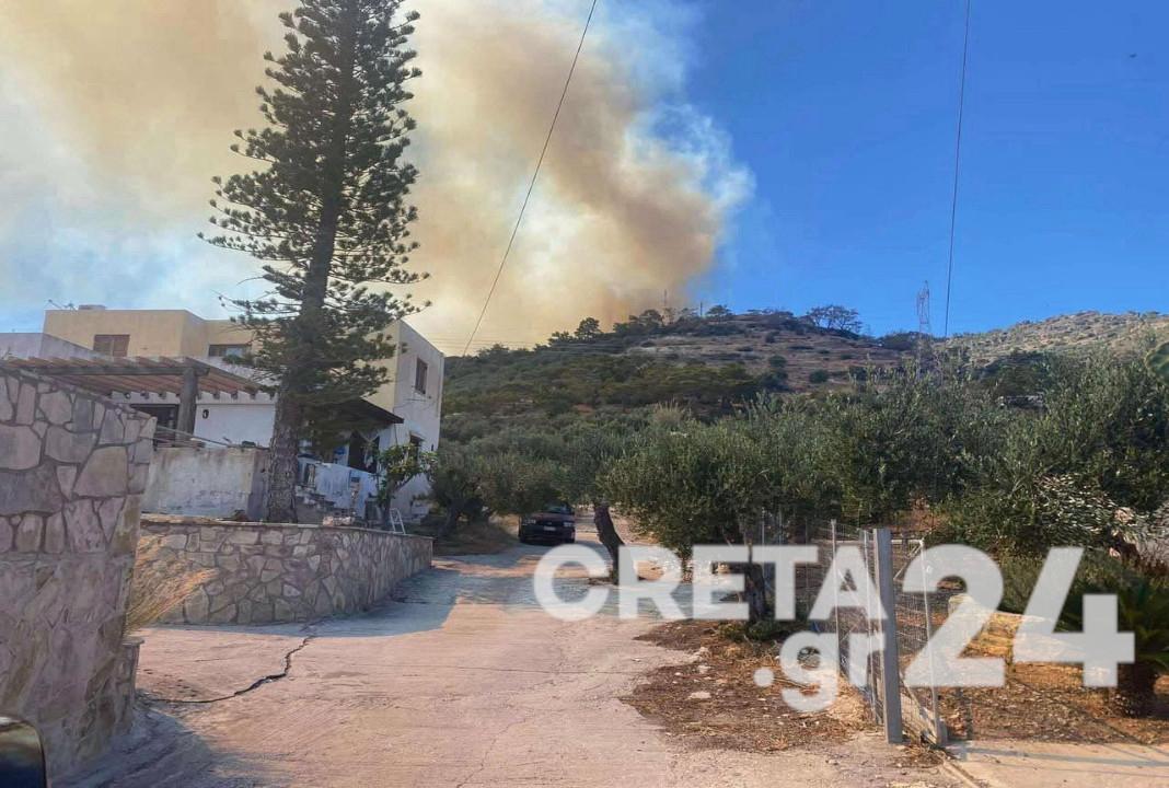 Δεύτερη μεγάλη φωτιά στην Ιεράπετρα – Μήνυμα από το 112 για να απομακρυνθούν οι κάτοικοι από τέσσερις περιοχές