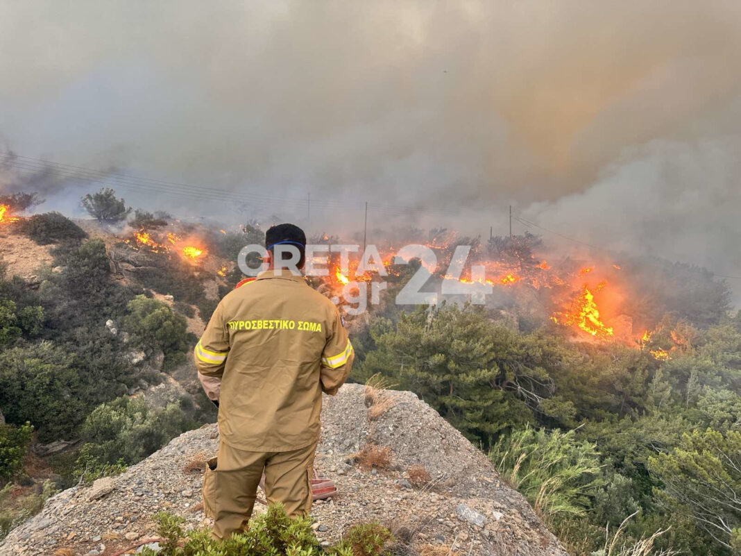Πύρινη κόλαση στα Αχλιά Ιεράπετρας – Νέο μήνυμα από το 112 για εκκένωση οικισμών (εικόνες – βίντεο)