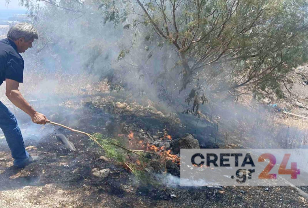 Φωτιά στην Ιεράπετρα: Πυροσβέστες και κάτοικοι στη «μάχη» της κατάσβεσης – Βίντεο