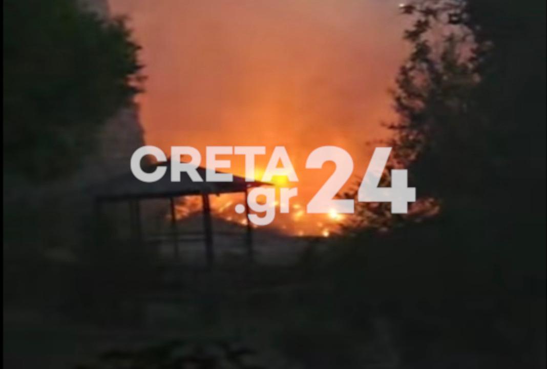 Ηράκλειο: Παραμένει στα Ενετικά Τείχη και σε επιφυλακή η πυροσβεστική μετά τη φωτιά – Βίντεο