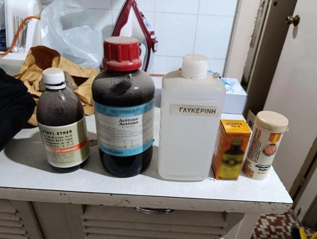 Ηλικιωμένος έριχνε ρουκέτες σε πολυκατοικία – Έκρυβε ολόκληρο οπλοστάσιο στο σπίτι του