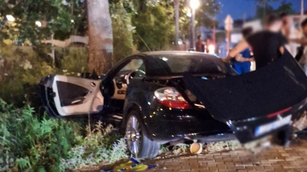 Αυτοκίνητο μπήκε στο αντίθετο ρεύμα και «καρφώθηκε» σε δέντρο σε πλατεία