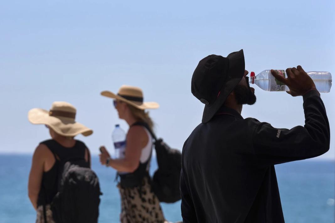 Καύσωνας: Έκτακτα μέτρα για τους εργαζόμενους του ιδιωτικού τομέα το Σάββατο