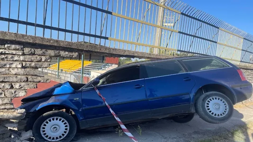 Αυτοκίνητο «καρφώθηκε» σε τοίχο γηπέδου προσπαθώντας να ξεφύγει από την αστυνομία