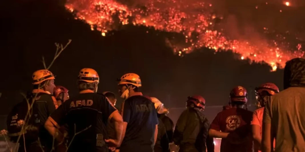Τεράστιες φωτιές στην Τουρκία -3.500 άτομα απομακρύνθηκαν από τα σπίτια τους στην 4η μεγαλύτερη πόλη