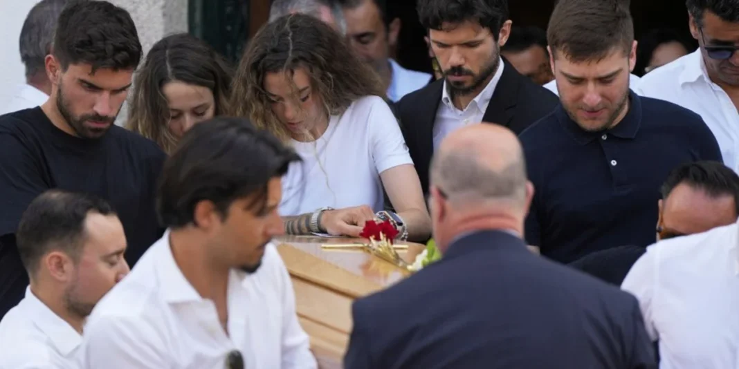 Ράγισαν καρδιές στην κηδεία του Ντιόγκο Ζότα -Σήκωσε το φέρετρο η σύζυγός του, λύγισαν οι συμπαίκτες του