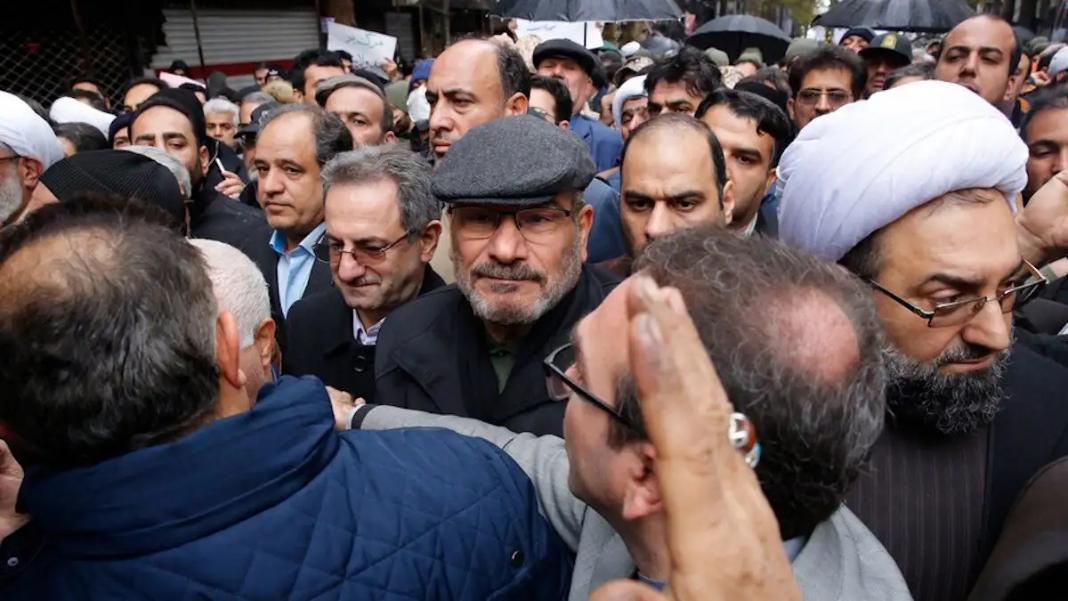 Ιράν: Δημόσια εμφάνιση του «νεκρού» Αλί Σαμχανί – «Ήμουν θαμμένος στα ερείπια για 3 ώρες μετά την επίθεση του Ισραήλ»